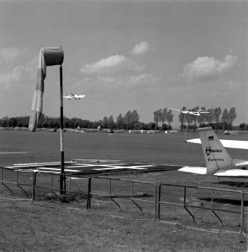 Startendes Segelflugzeug auf dem Flugplatz Haxterhöhe im Süden der Stadt