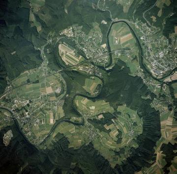 Rheinland, Gemeinde Windeck im Osten des Rhein-Sieg-Kreises, die Ortschaft Dattenfeld und die Sieg bei Windeck