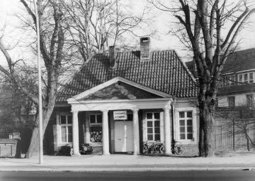 Klassizistisches Torhaus am Neutor, errichtet 1778, Architekt Wilhelm Ferdinand Lipper, bis 1891 Wachhaus, 1945-1966 Sitz der Buchdruckerei Tumbrink (Baudenkmal)