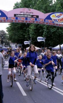 Erste Etappe des 85. Giro d`Italia von Groningen nach Münster, Rahmenprogramm: Kinder auf dem Einrad