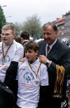 85. Giro d`Italia von Groningen nach Münster: Radsportler der "Special Olympics" (Behindertensport) bei der Medaillenverleihung durch Bürgermeister Schulze-Blasum