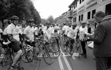 85. Giro d`Italia von Groningen nach Münster: Radsportler der "Special Olympics" (Behindertensport) bei der Medaillenverleihung durch Bürgermeister Schulze-Blasum