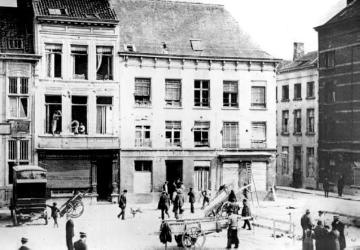 Kriegsschauplatz Belgien 1914: Antwerpen, "Waageplatz" mit umzäuntem Bombenrichter (vorne rechts)