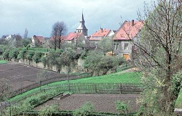 Gärten und Stadtmauer am Ortsrand mit Blick zur Kirche St. Johannes