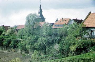 Gärten und Stadtmauer am Ortsrand mit Blick zur Kirche St. Johannes