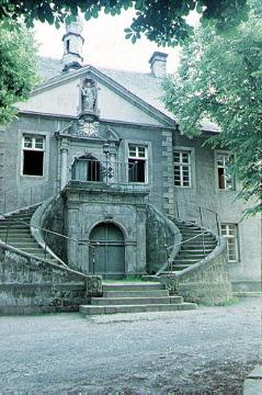 Das alte Rathaus (bis 1883), Portal mit Rundtreppe und Stadtwappen - Barockbau von 1730, Baumeister: Michael Spanner