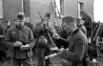 Feldküche der Wehrmacht am Hitlerjugend-Heim. Einquartierung in Raesfeld? 