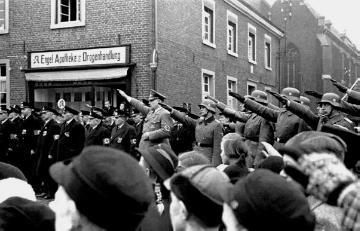 Feierstunde zum "Heldengedenktag" am Kriegerdenkmal, 1939: Kriegerverein mit Ortsgruppenleiter Wansing und Soldaten der Waffen-SS vor der Engel-Apotheke