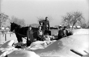 Ein einquartierter Soldat der Waffen-SS hilft seinen Quartiersleuten (Anna Strothmann, Mathilde Strothmann, Johann Strothmann, Heinrich Löchteken) bei der winterlichen Arbeit