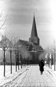 Ein Fußgänger auf der Marbecker Straße im Winter
