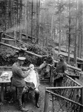 Erster Weltkrieg, Vogesen: Soldaten des Landsturm Inf. Batl. Siegen "in Rasuranstellung" im Feldlager, Oktober 1915