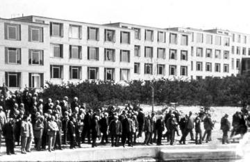 Weimarer Republik: Gewerkschaftsmitglieder vor der Gewerkschaftsschule in Bernau