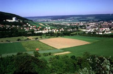 Blick über die Stadt und das Wesertal Richtung Solling