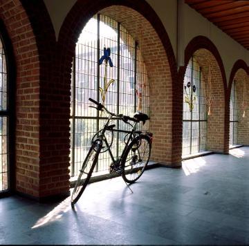 Verlassenes Franziskanerkloster, Hörsterplatz: Partie des Kreuzganges mit Fahrrad, Abriss 2007