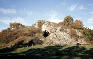Der Hohle Stein bei Kallenhardt, Höhle im Grauwacke-Gestein