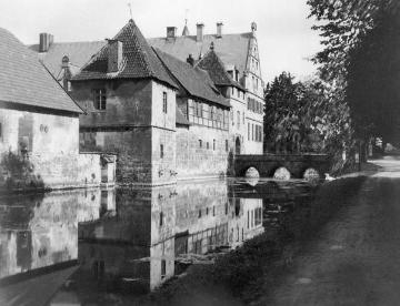 Haus Havixbeck, Vorburg und Herrenhaus von der Gräftenseite, um 1930?