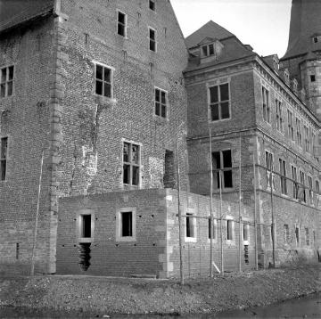 Schloss Raesfeld während der Restaurierungsarbeiten, westliche Ecke der Hauptburg von der Gräfte aus gesehen