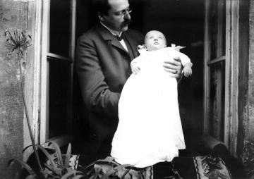 Vater mit Täufling: Max Geisberg, Kunsthistoriker und späterer Direktor des Westfälischen Landesmuseums in Münster (1911-1934 und 1940-1942), und Sohn