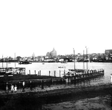 Die Hanse: Der Hafen mit Blick auf die Stadt Rostock
