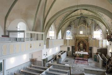 Ev. Pfarrkirche Borgeln - Kirchenhalle mit Hochaltar. Ursprüngliche Basilika von 1150/1180, Umbau zur Hallenkirche um 1712, Altar von 1862.