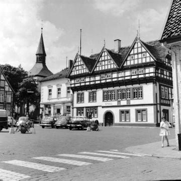 Rathaus mit Marktplatz 1961, errichtet 1587 von Baumeister Hans Rade, Steinbau mit auskragendem Fachwerkgeschoss, Renaissance