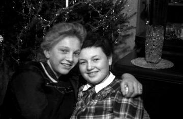 Familie Gerhard Marpert, zwei Mädchen vor dem Weihnachtsbaum