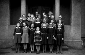 Schulentlassung während des Krieges, Klasse der Mädchen