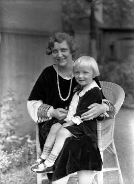 Familie Linneherr: Dame mit Tochter, Bruchhausen, 1921