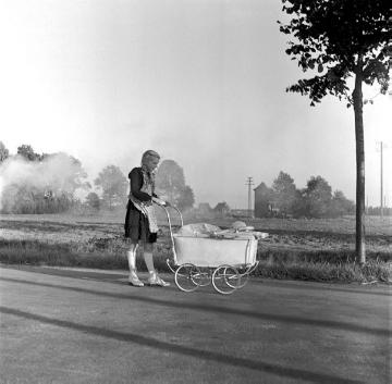 Dorfalltag, Maria Roring mit Kinderwagen auf der Marbecker Straße