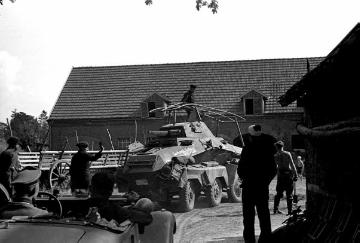 Einquartierungen, Panzer und andere Militärfahrzeuge auf dem Hof Schulze Böckenhoff. Die Fahrzeuge gehörten zu einer österreichischen Einheit der Waffen-SS, die von Herbst 1939 bis Frühjahr 1940 in Raesfeld stationiert war