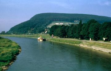 Weserbogen mit Uferweg und Schiffsanleger unterhalb des Ziegenberges