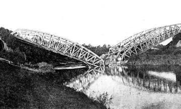 Kriegsschauplatz Ostpreußen/Masuren 1915: Gesprengte Eisenbahnbrücke an der Masurische Seenplatte