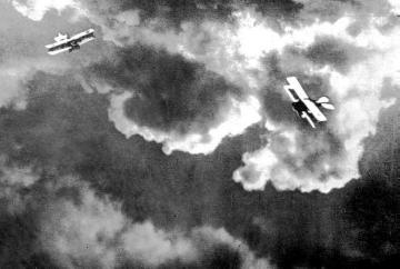 Luftwaffe im Ersten Weltkrieg: Zwei Flugzeuge im Luftkampf, um 1916