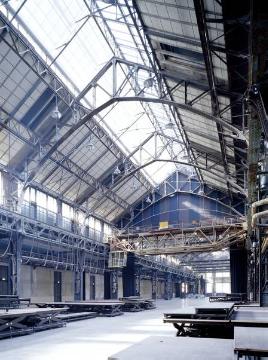Industriedenkmal Jahrhunderthalle (Veranstaltungshalle), moderne Bühnentechnik: Kranbahnen und -brücken zur flexiblen Gestaltung der Halle