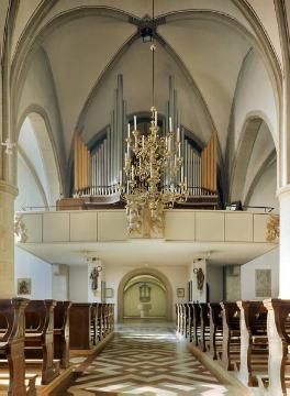 Kath. Pfarrkirche St. Martinus: Gotische Kirchenhalle, Blick Richtung Orgelempore und Taufkapelle
