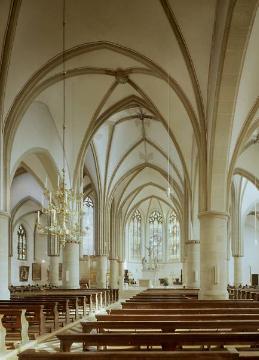 Kath. Pfarrkirche St. Martinus: Gotische Kirchenhalle, Blick Richtung Chor und Altar