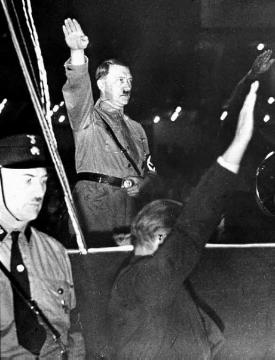 Adolf Hitler: Mit "deutschem Gruß", ca. 1930