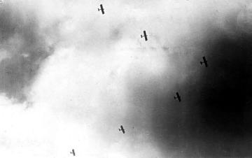 Kriegsschauplatz Cambrai (Frankreich) 1917: Englische Fliegerstaffel im Entenflug