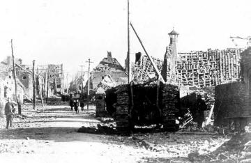 Kriegsschauplatz Cambrai (Frankreich) 1917: Straße in der zerstörten Stadt Fontaine
