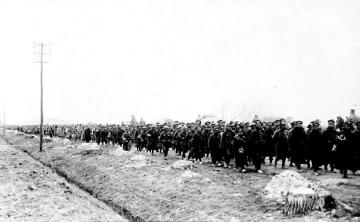 Kriegsschauplatz Cambrai (Frankreich) 1917: Transport von englischen Kriegsgefangenen