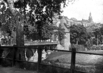 Blick vom Ruhrufer auf die Jägerbrücke und die Stadt