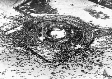Nationalsozialistische Kundgebung am Schlageter-Mahnmal (auch: Schlageter-National-Denkmal) in der Golzheimer Heide am 23.5.1933