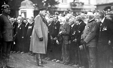 Generalfeldmarschall Paul von Hindenburg (1847-1934) begrüßt Kriegsveteranen, ohne Ort, undatiert.