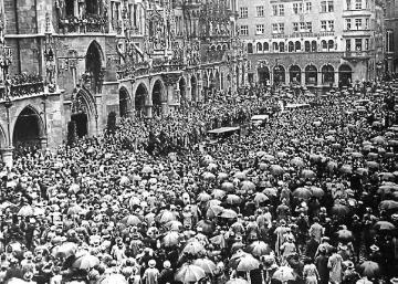 Weimarer Republik, Rathaus München: Reichspräsident Paul von Hindenburg wird von einer jubelnden Menschenmenge empfangen, undatiert, 1925 [?]