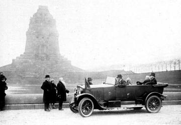 Weimarer Republik, Leipzig: Reichspräsident Paul von Hindenburg (auf dem Rücksitz) besucht das Völkerschlachtdenkmal, undatiert