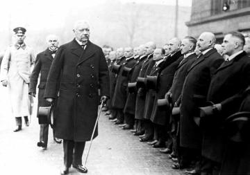 Weimarer Republik, Hamburg, 1926: Reichspräsident Paul von Hindenburg begrüßt den Hamburger Senat und die Bürgerschaftsmitglieder