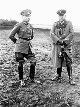 Weimarer Republik, Reichswehrmanöver [vermutet]: Reichspräsident und Generalfeldmarschall i. R. Paul von Hindenburg (rechts) mit Generaloberst von Seeckt, undatiert, um 1926 [?]