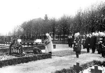 Reichspräsident Paul von Hindenburg auf dem Ehrenfriedhof der Marine [vermutet] in Wilhelmshafen, 1927 [überliefert: "Marienfriedhof"]