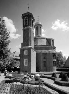 Clemenskirche, Münster, Ansicht 2003 mit Ziergarten und Kugelbrunnen. Erbaut 1745-1753 von Johann Conrad Schlaun als Hospitalkirche eines Klosters (nach 1811 Clemenshospital), im Zweiten Weltkrieg zerstört, 1956-1973 nach Originalplänen wiederhergestellt.