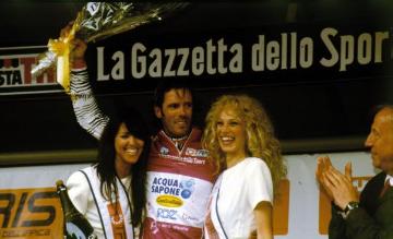 Erste Etappe des 85. Giro d`Italia von Groningen nach Münster, Siegerehrung: Etappengewinner Mario Cipollini mit Gratulantinnen